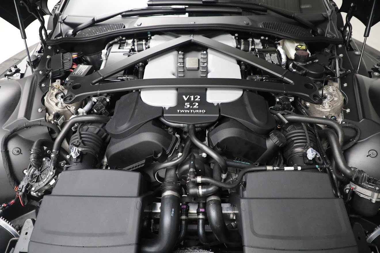 Used 2023 Aston Martin V12 Vantage Roadster RWD image 33