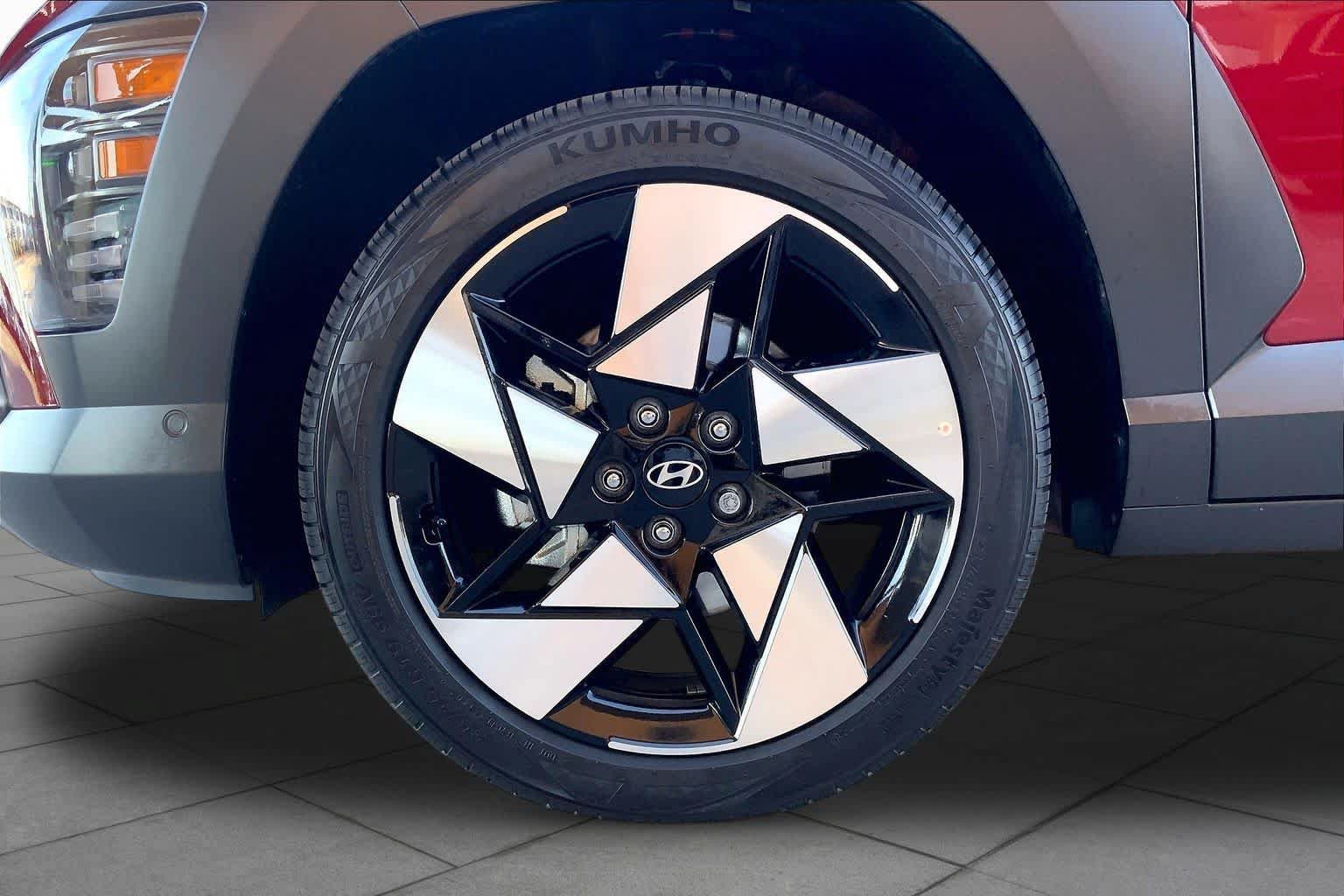 Used 2025 Hyundai Kona Limited FWD image 11