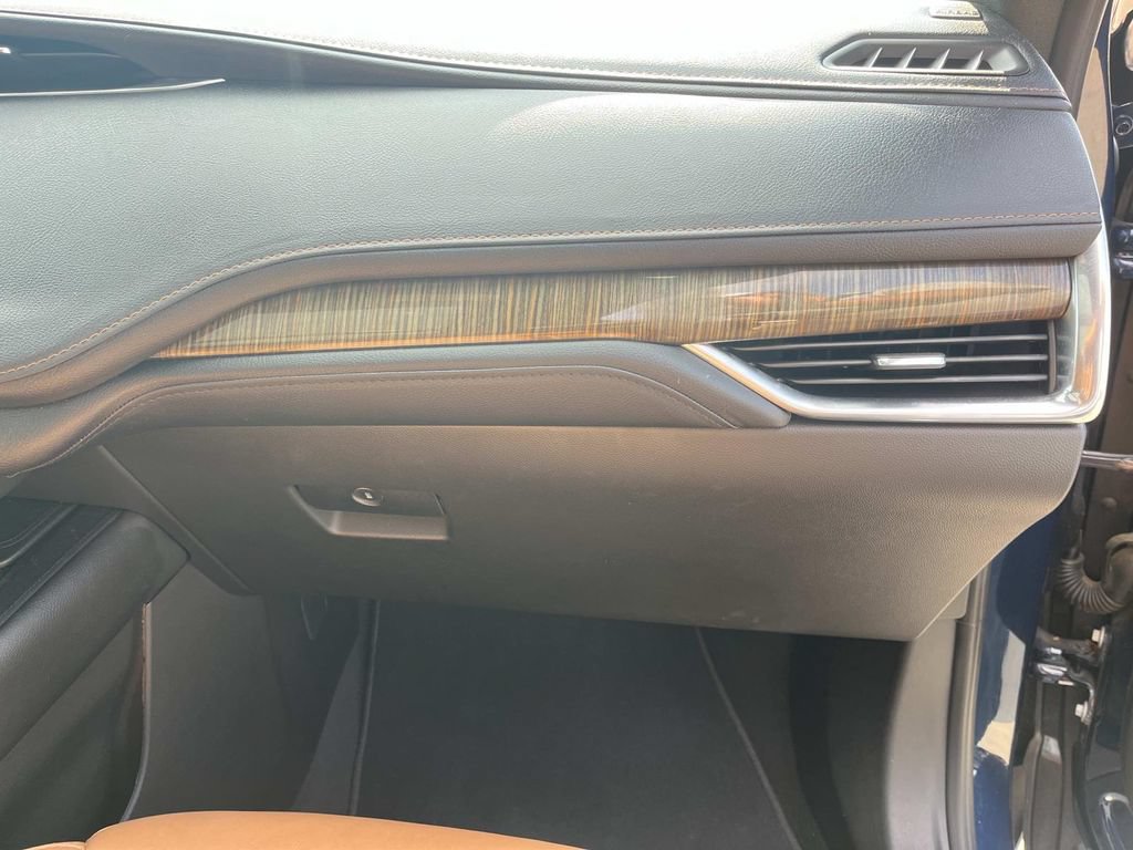 Used 2021 Cadillac XT4 Premium Luxury FWD image 28