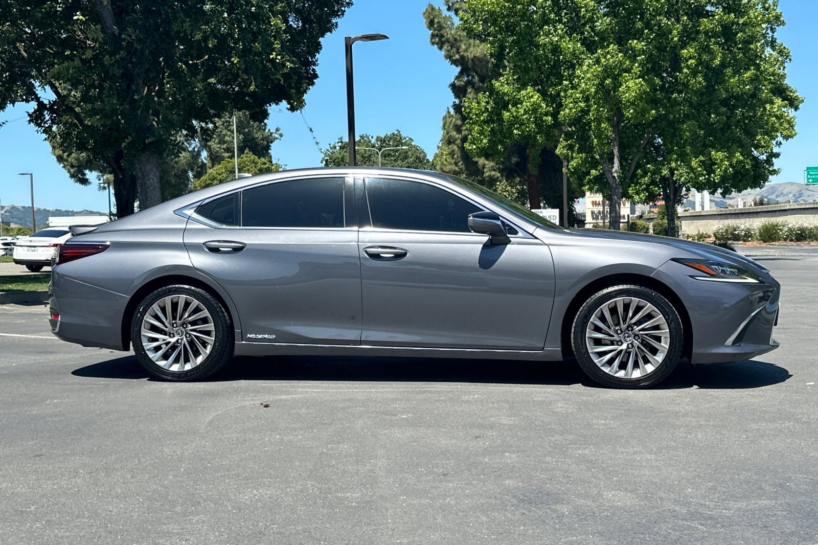 Used 2019 Lexus ES 300h Ultra Luxury w/ Accessory Package 2 FWD image 3