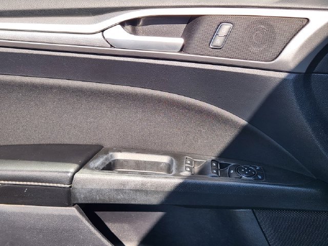 Used 2020 Ford Fusion SE FWD image 26