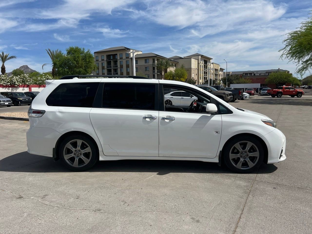 Used 2018 Toyota Sienna SE w/ Carpet Mat Package image 3