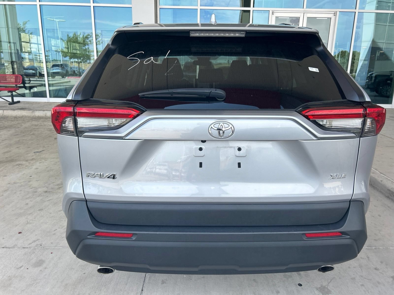 Used 2025 Toyota RAV4 XLE FWD image 11