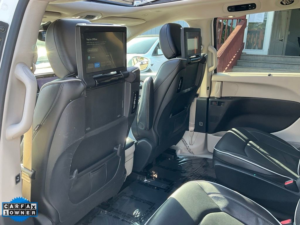 Used 2022 Chrysler Pacifica Limited w/ Uconnect Theater Family Group image 27
