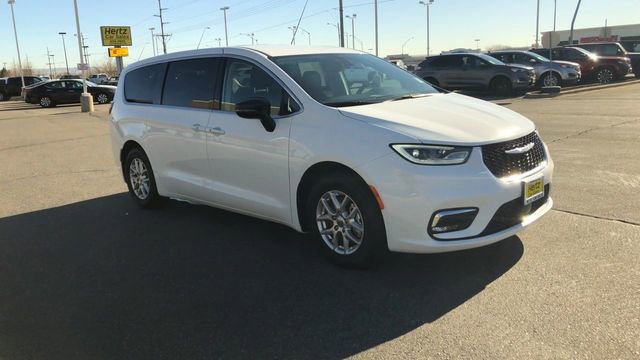 Used 2024 Chrysler Pacifica Touring-L image 2