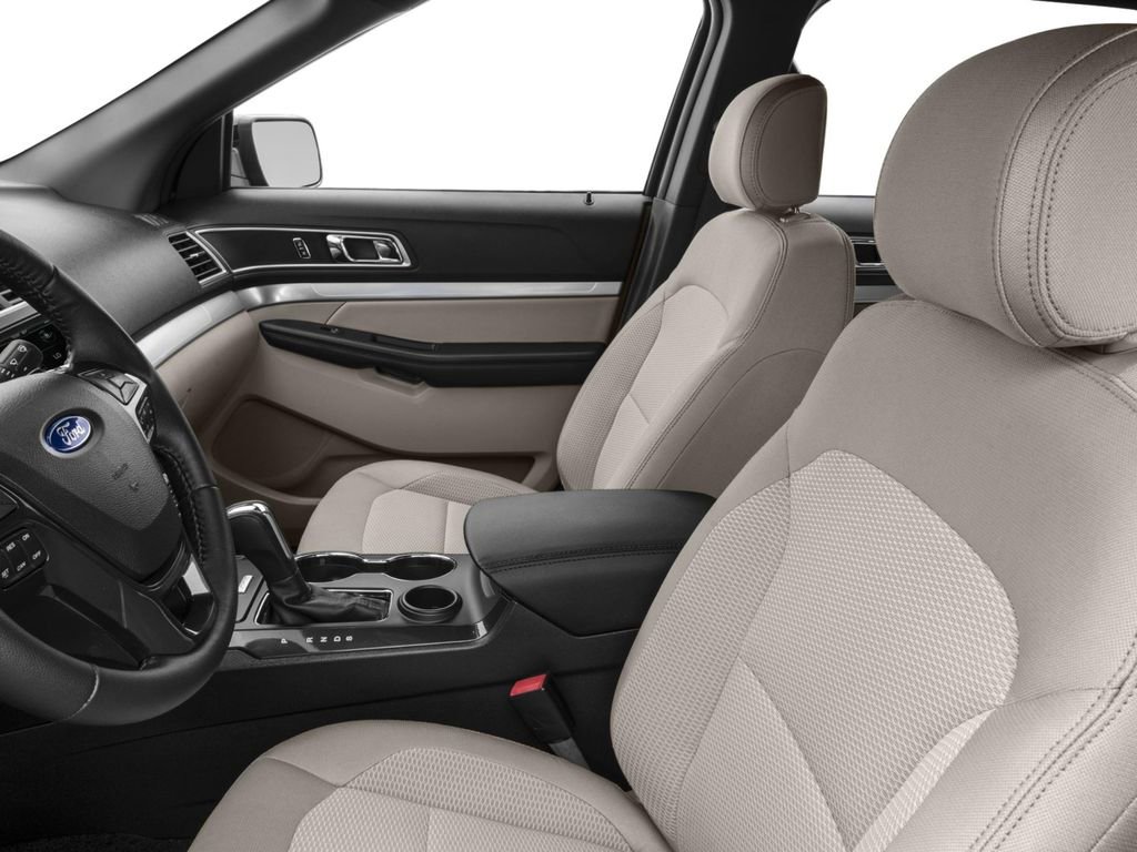 Used 2017 Ford Explorer XLT w/ Equipment Group 202A image 6