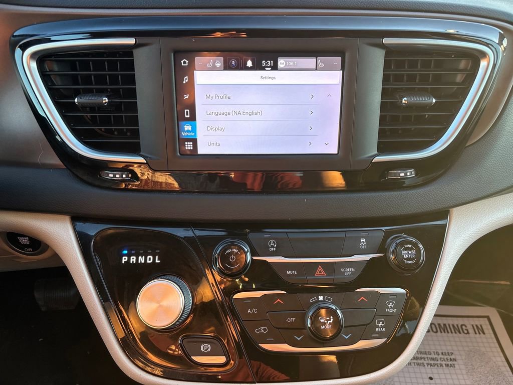 Used 2022 Chrysler Voyager LX image 24