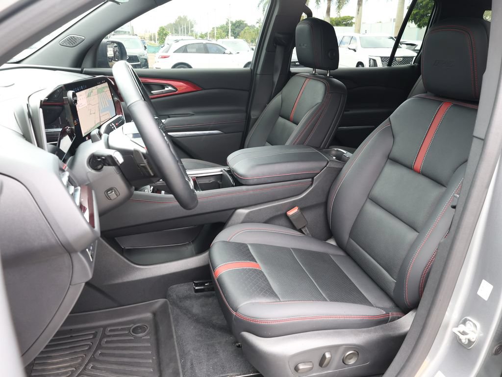 Used 2025 Chevrolet Traverse RS FWD image 18