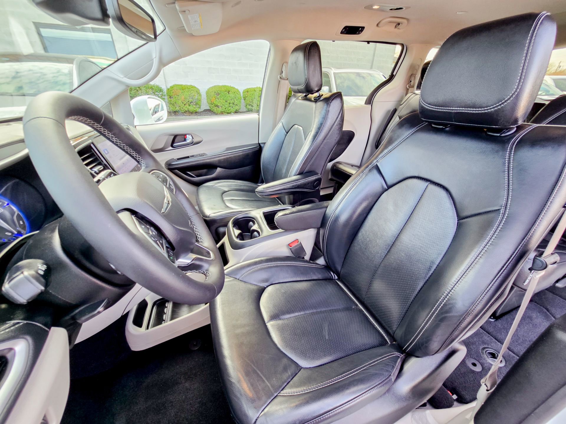 Used 2022 Chrysler Pacifica Touring-L image 29