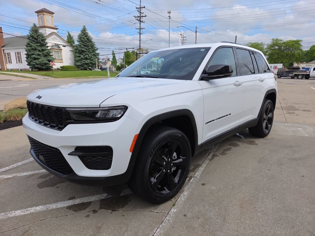 Used 2024 Jeep Grand Cherokee Altitude AWD/4WD image 6