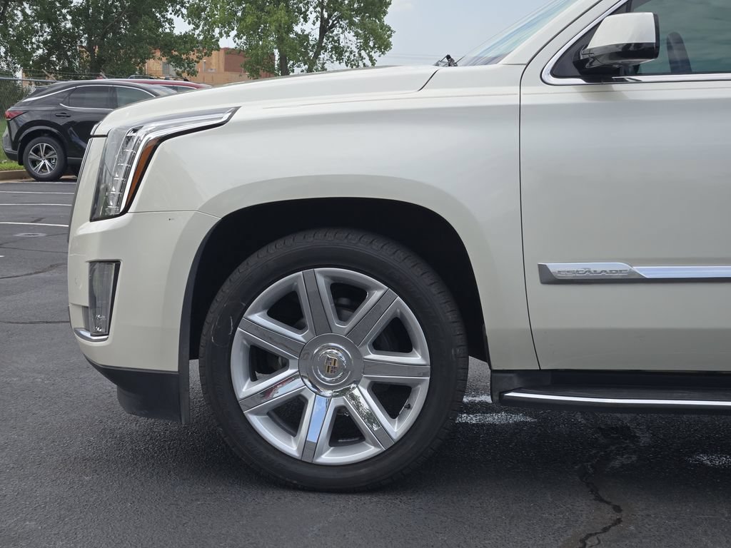 Used 2015 Cadillac Escalade Luxury AWD/4WD image 8