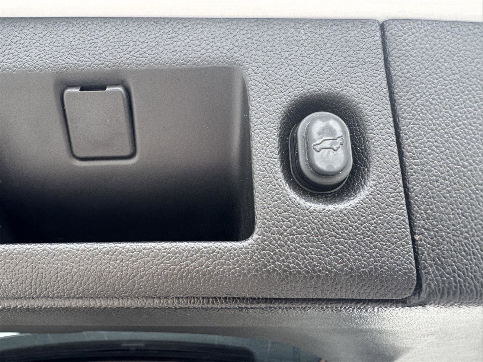 Used 2018 Chevrolet Tahoe LT image 13