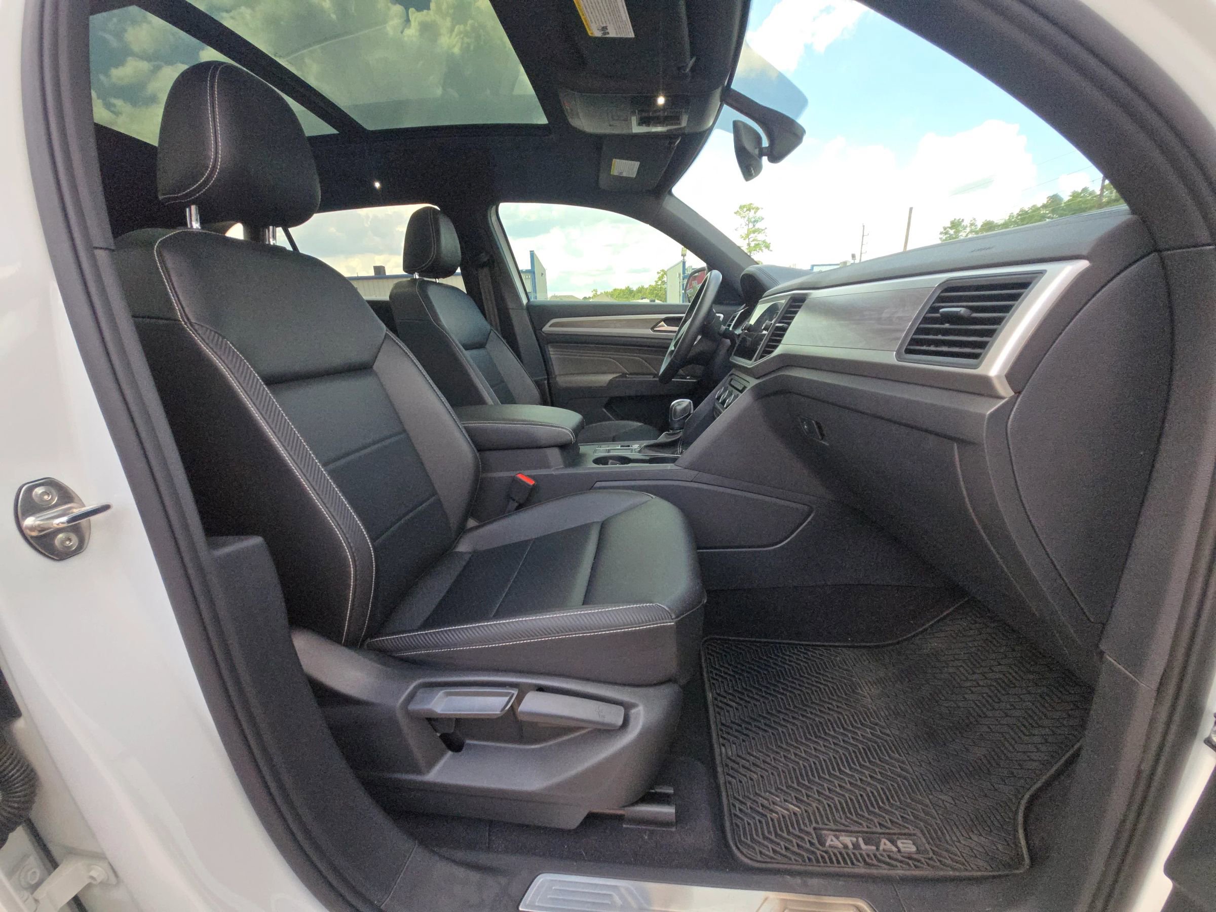 Used 2021 Volkswagen Atlas Cross Sport SE w/ Panoramic Sunroof Package image 19