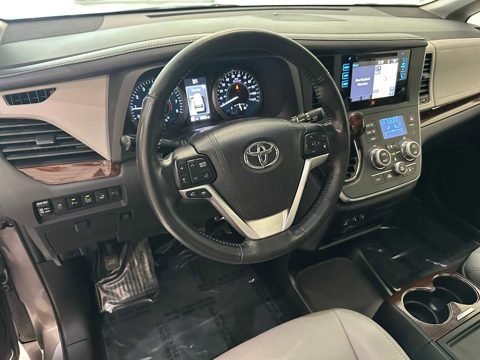 Used 2017 Toyota Sienna Limited Premium image 2