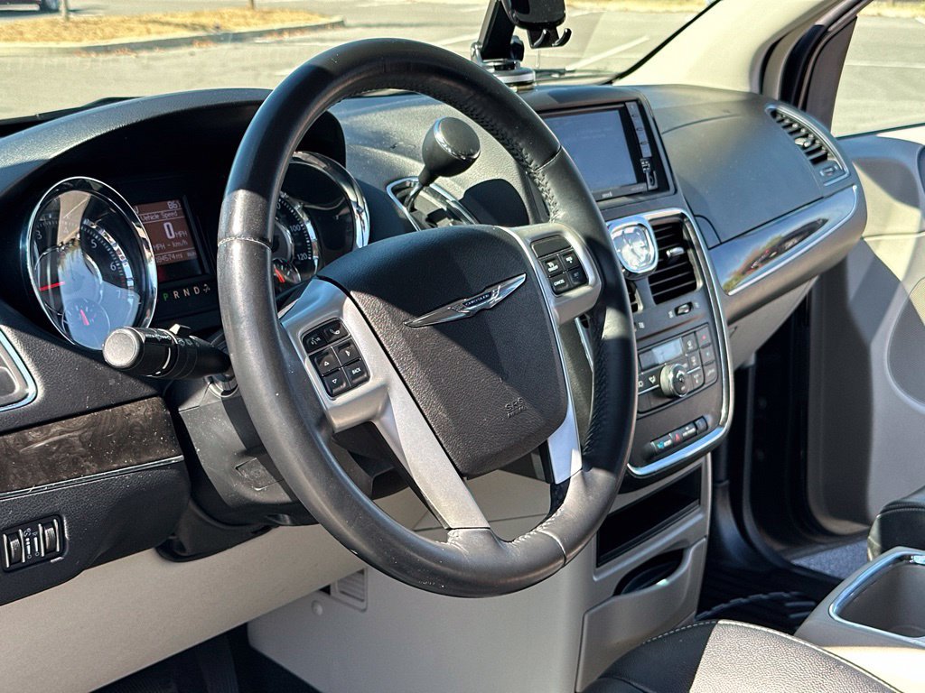Used 2014 Chrysler Town & Country Touring FWD image 27