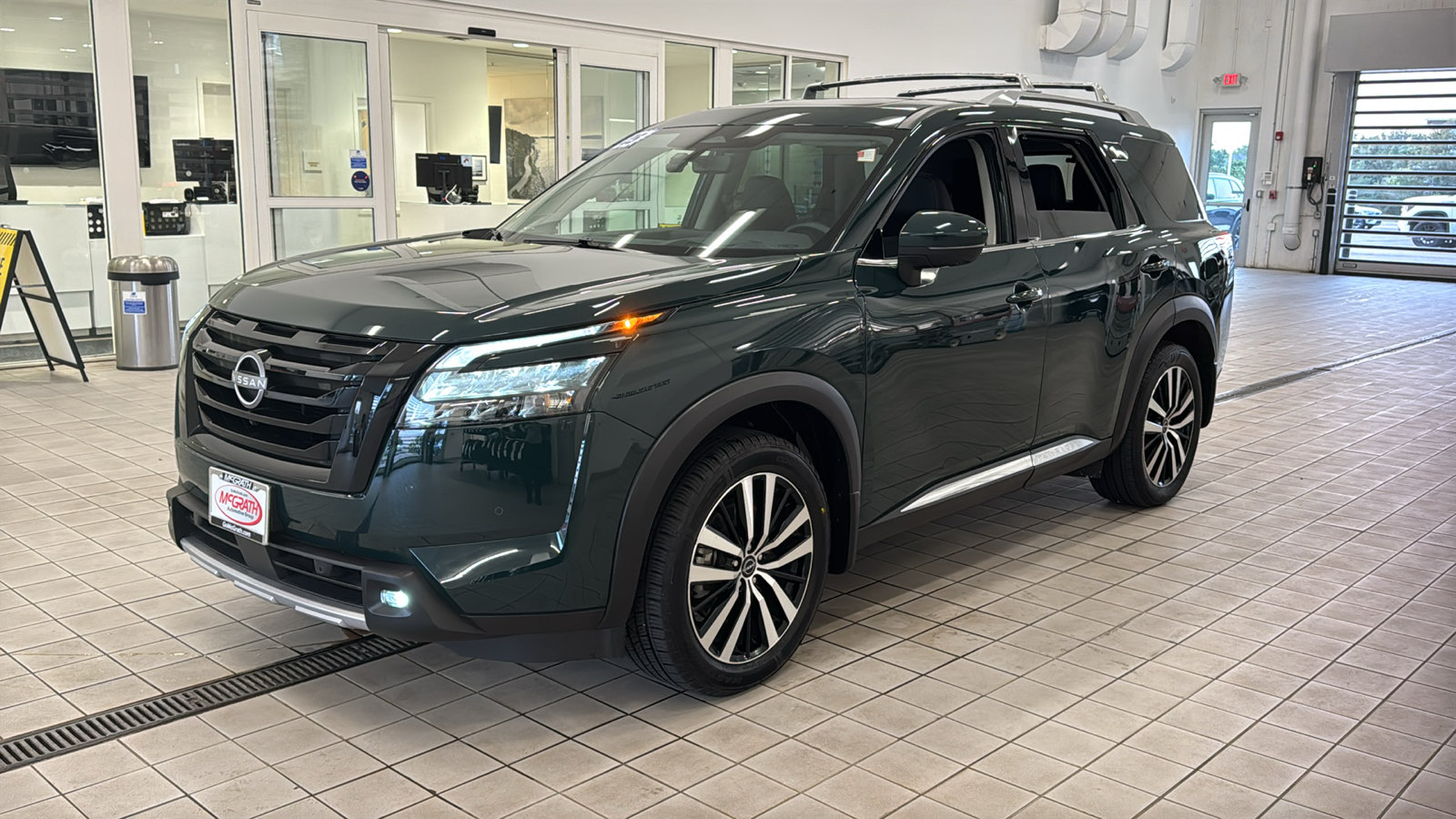 Used 2025 Nissan Pathfinder Platinum AWD/4WD image 9
