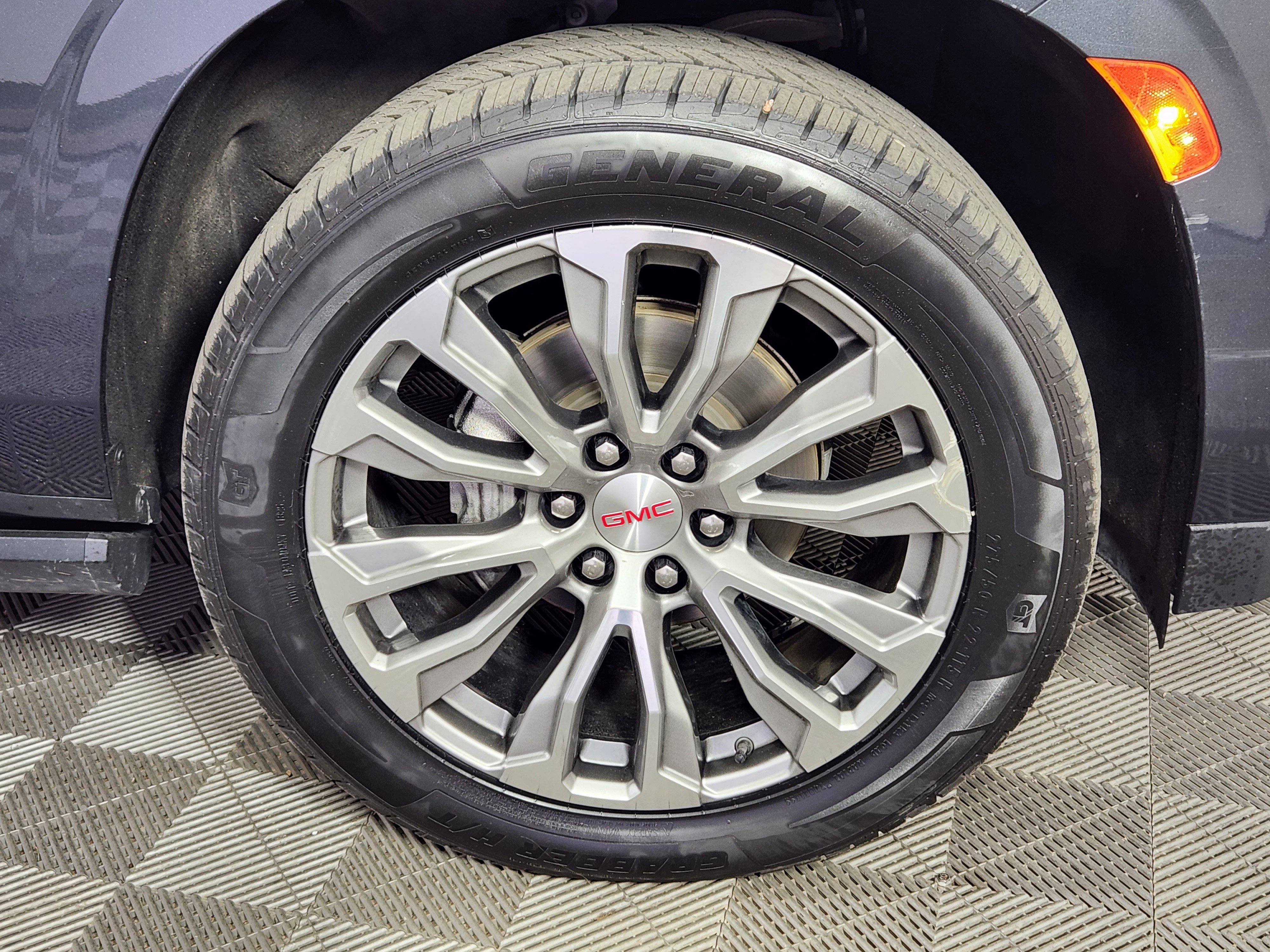 Used 2021 GMC Yukon Denali w/ Denali Premium Package image 9