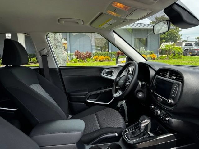 Used 2025 Kia Soul LX w/ LX Technology Package FWD image 13