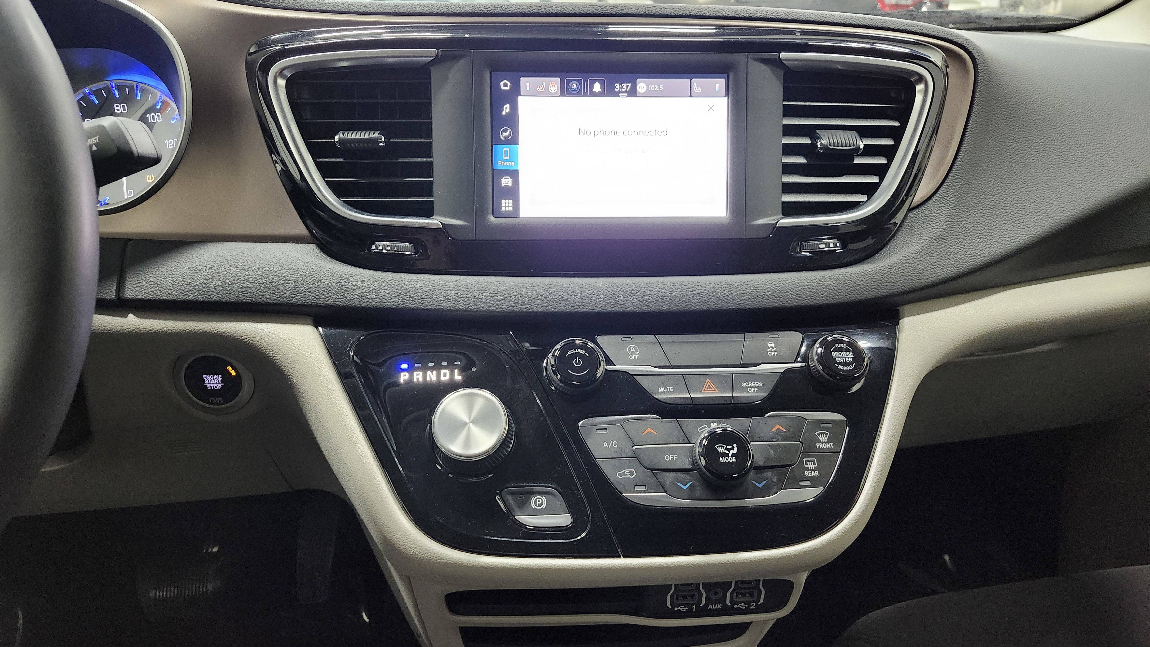 Used 2023 Chrysler Voyager LX image 28