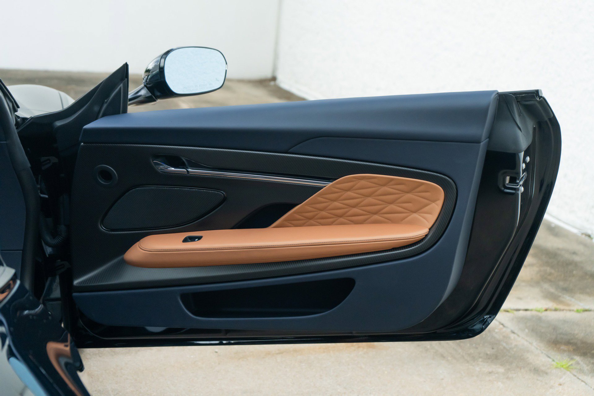 Used 2024 Aston Martin DB12 Coupe RWD image 27