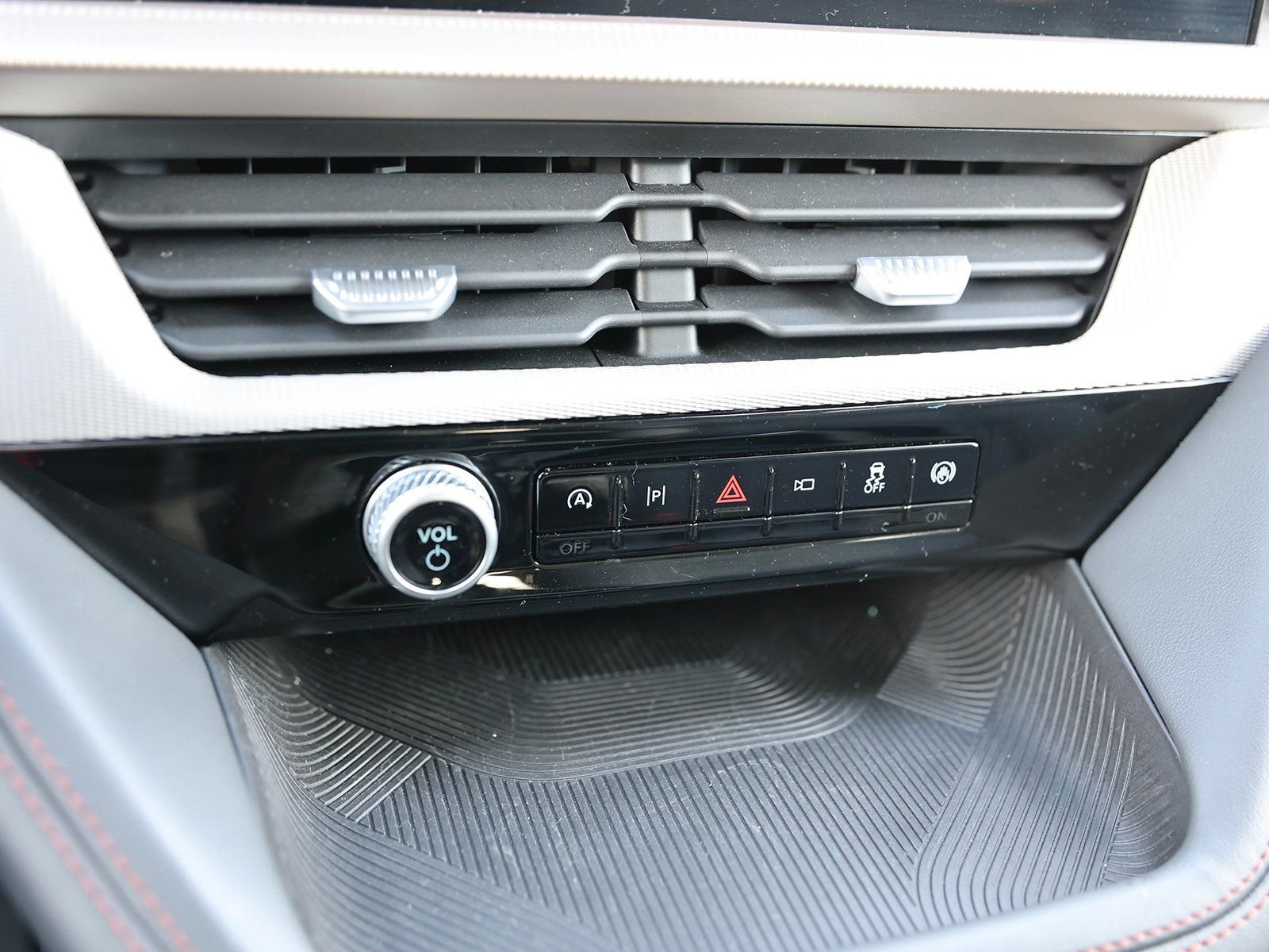 Used 2025 Ford Explorer Active image 29