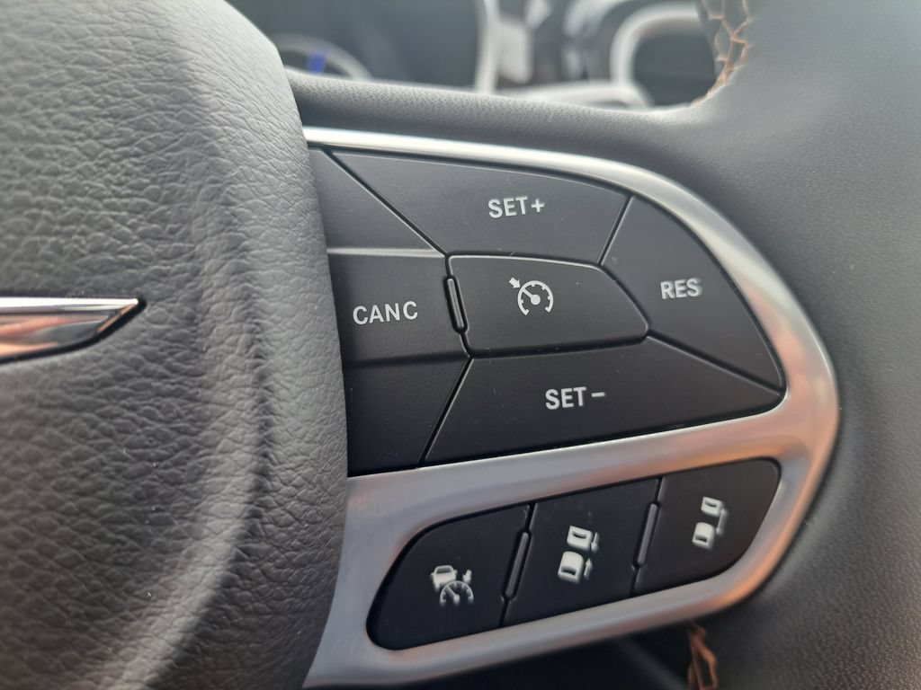 Used 2023 Chrysler Pacifica Pinnacle FWD image 21