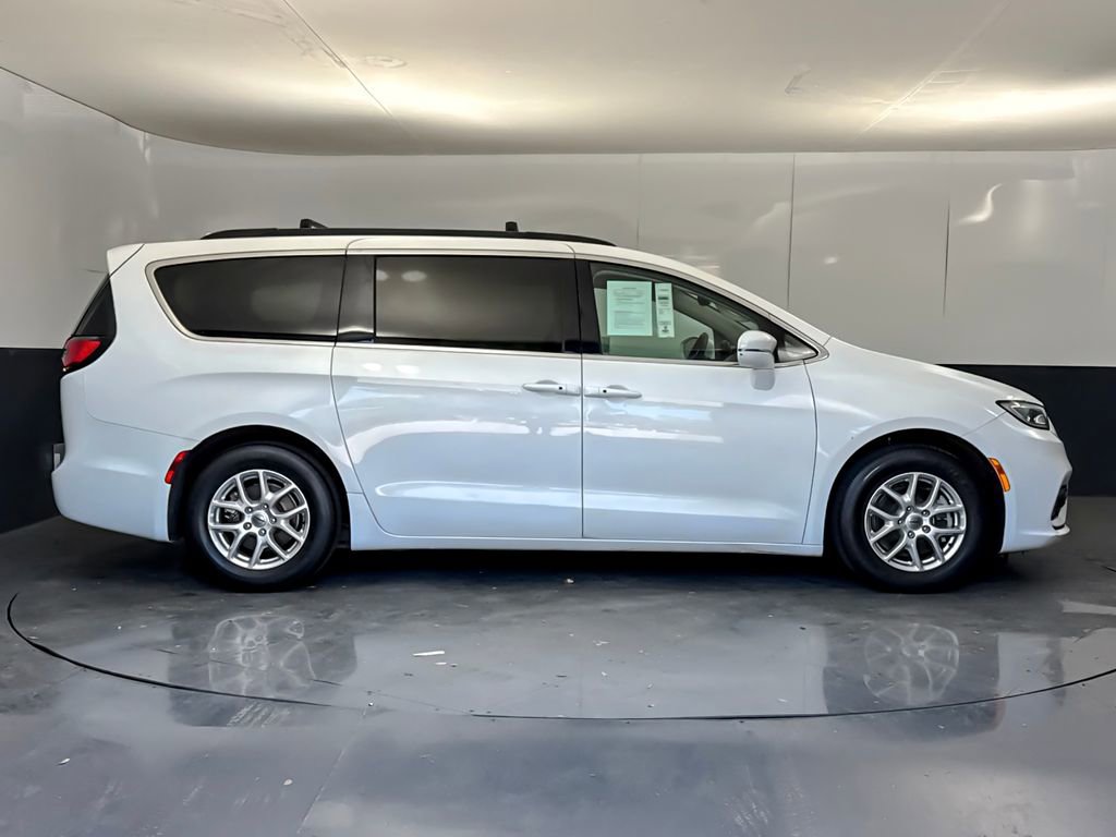 Used 2022 Chrysler Pacifica Touring-L FWD image 2