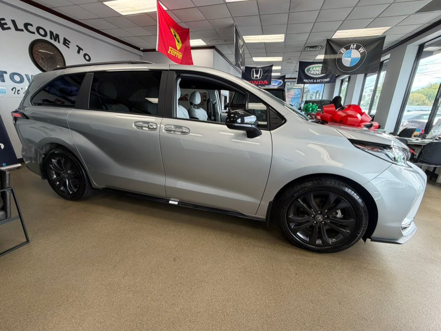Used 2025 Toyota Sienna XSE FWD image 22