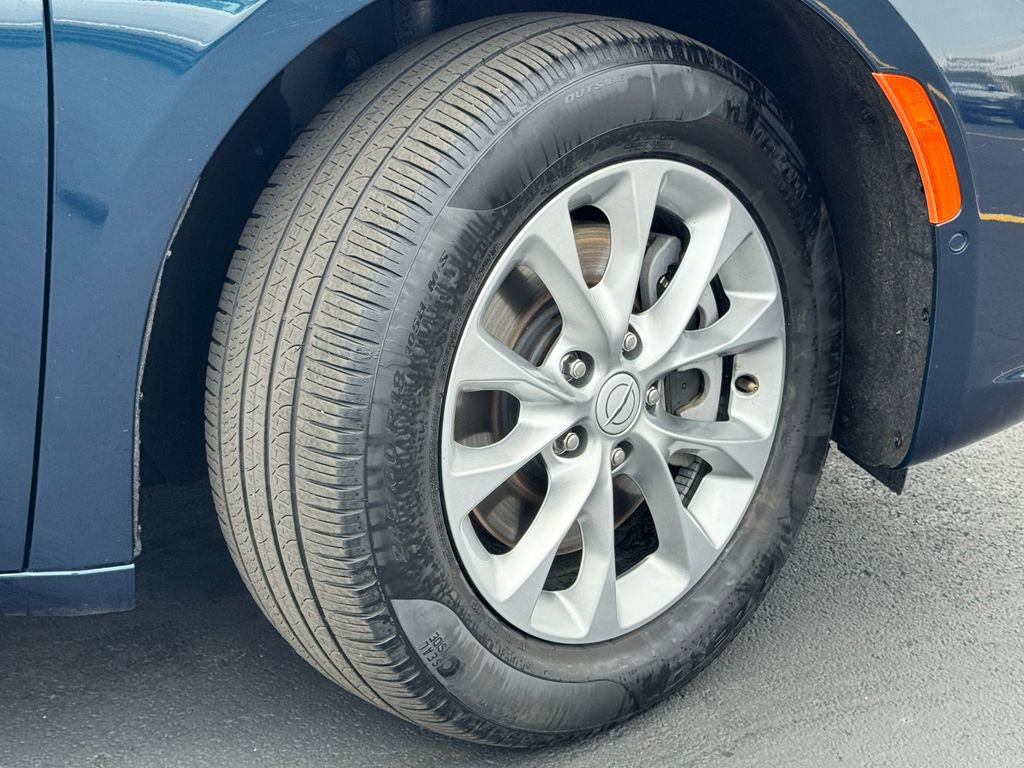 Used 2025 Chrysler Pacifica Select image 9