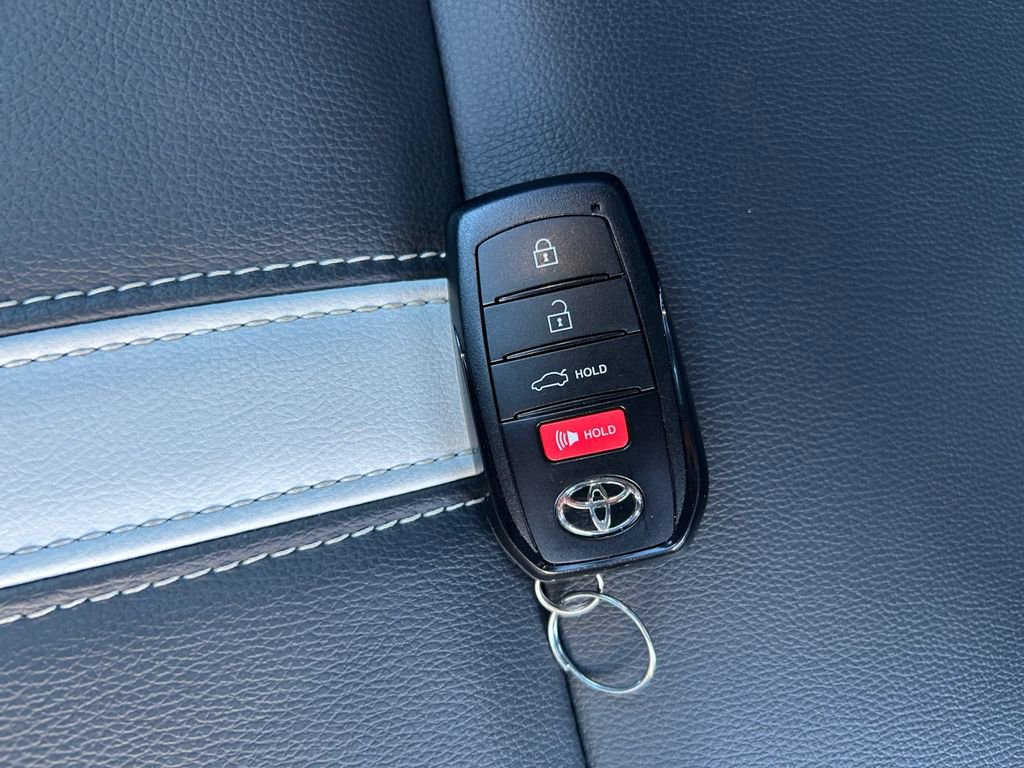 Used 2025 Toyota Camry SE w/ Convenience Package image 33