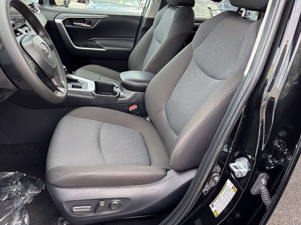 Used 2025 Toyota RAV4 XLE AWD/4WD image 18