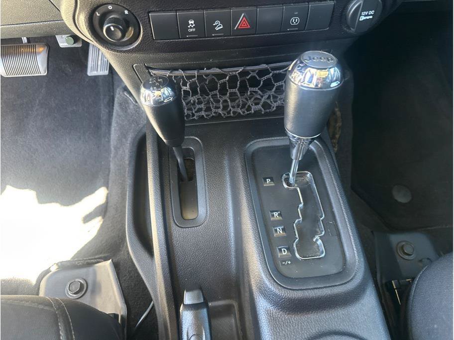 Used 2016 Jeep Wrangler Unlimited Rubicon w/ Connectivity Group AWD/4WD image 27