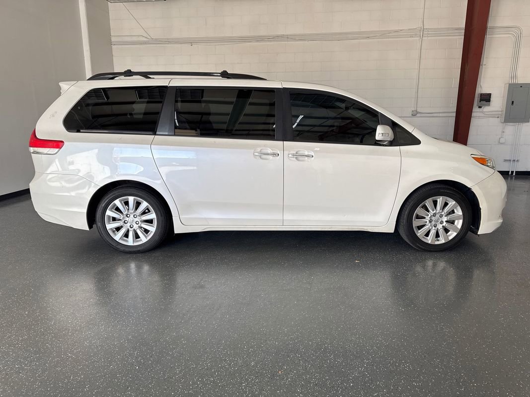Used 2013 Toyota Sienna Limited w/ Premium Pkg image 3