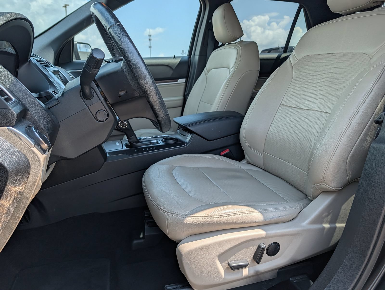 Used 2019 Ford Explorer Limited w/ Ford Safe & Smart Package FWD image 9