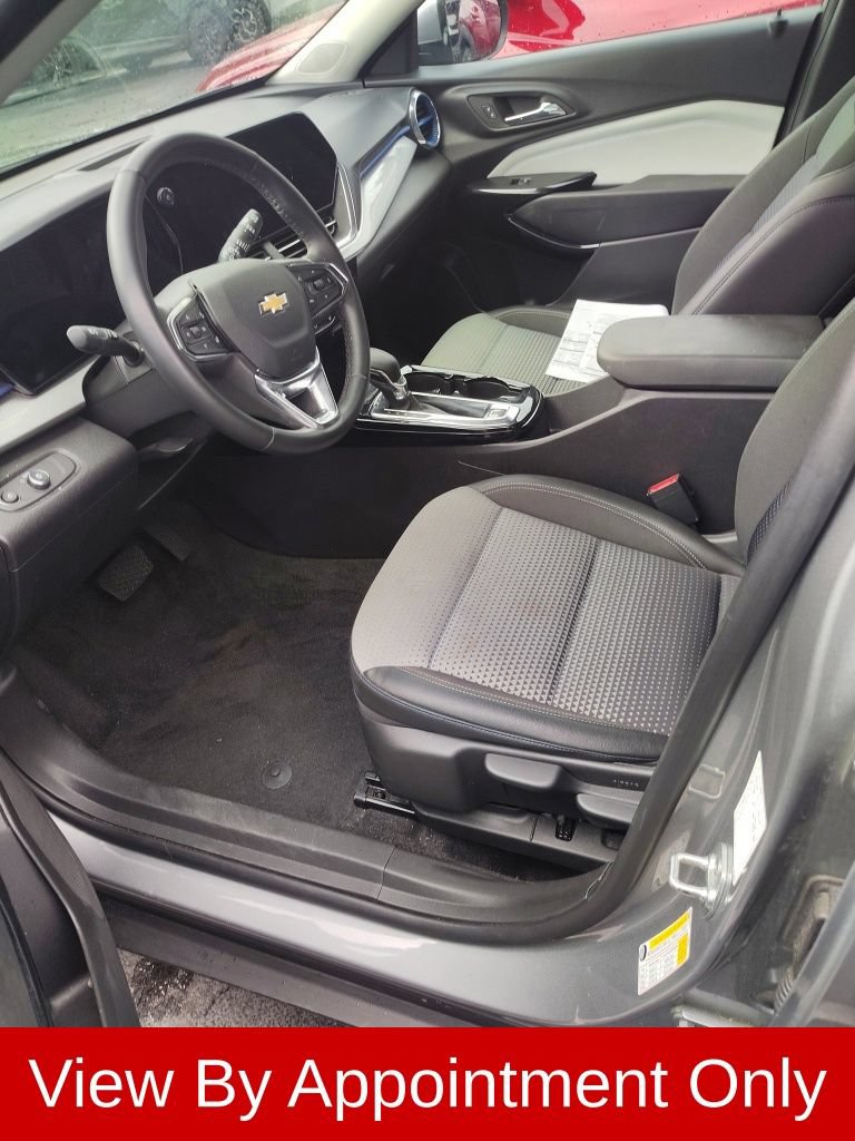 Used 2025 Chevrolet Trax LT w/ LT Convenience Package FWD image 5