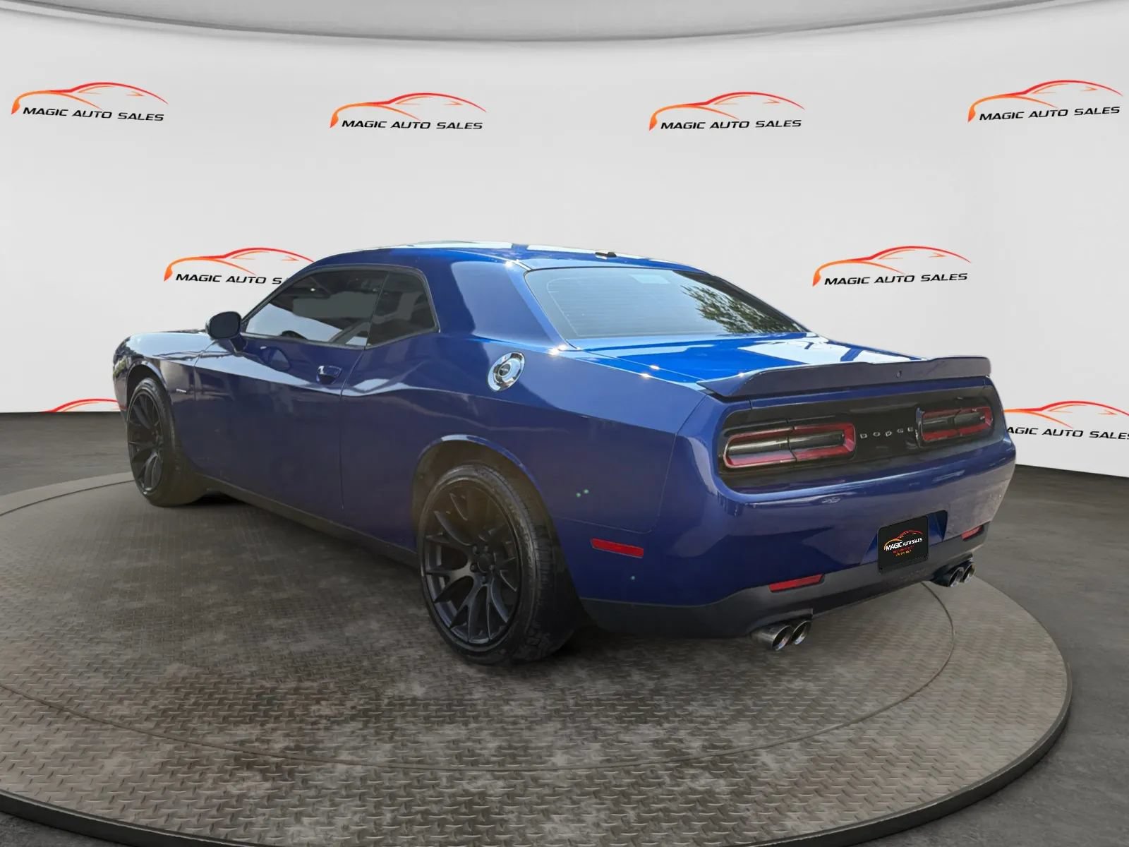 Used 2018 Dodge Challenger R/T RWD image 8