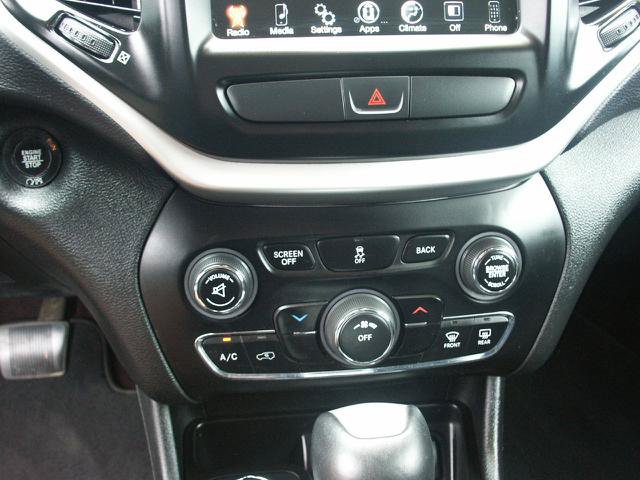 Used 2018 Jeep Cherokee Latitude Plus AWD/4WD image 11