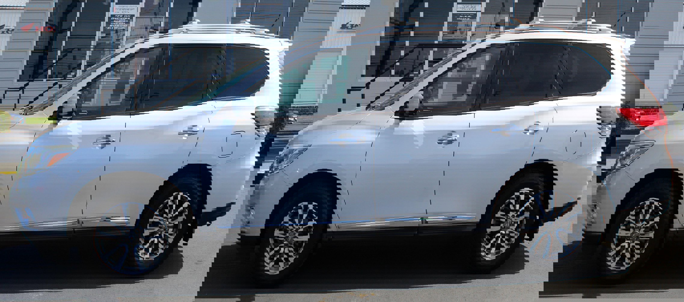 Used 2013 Nissan Pathfinder SL w/ Cargo Pkg image 3