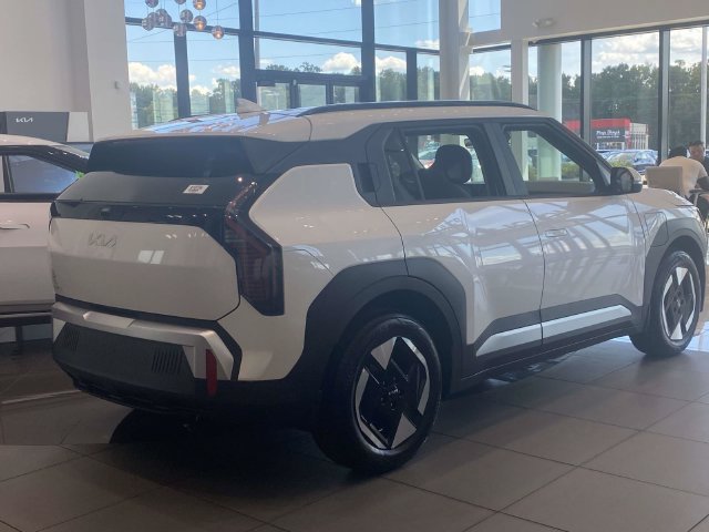 New 2027 Kia EV3 FWD image 2