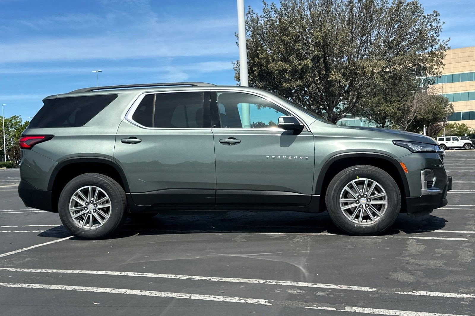 Used 2023 Chevrolet Traverse LT FWD image 3
