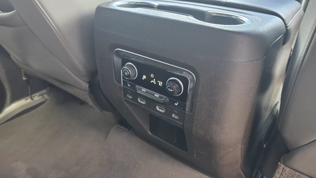 Used 2021 Chevrolet Suburban LT w/ Luxury Package RWD image 8