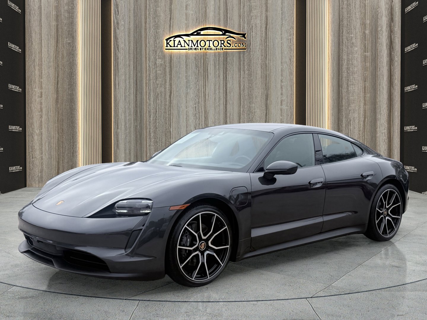 Used 2023 Porsche Taycan image 4