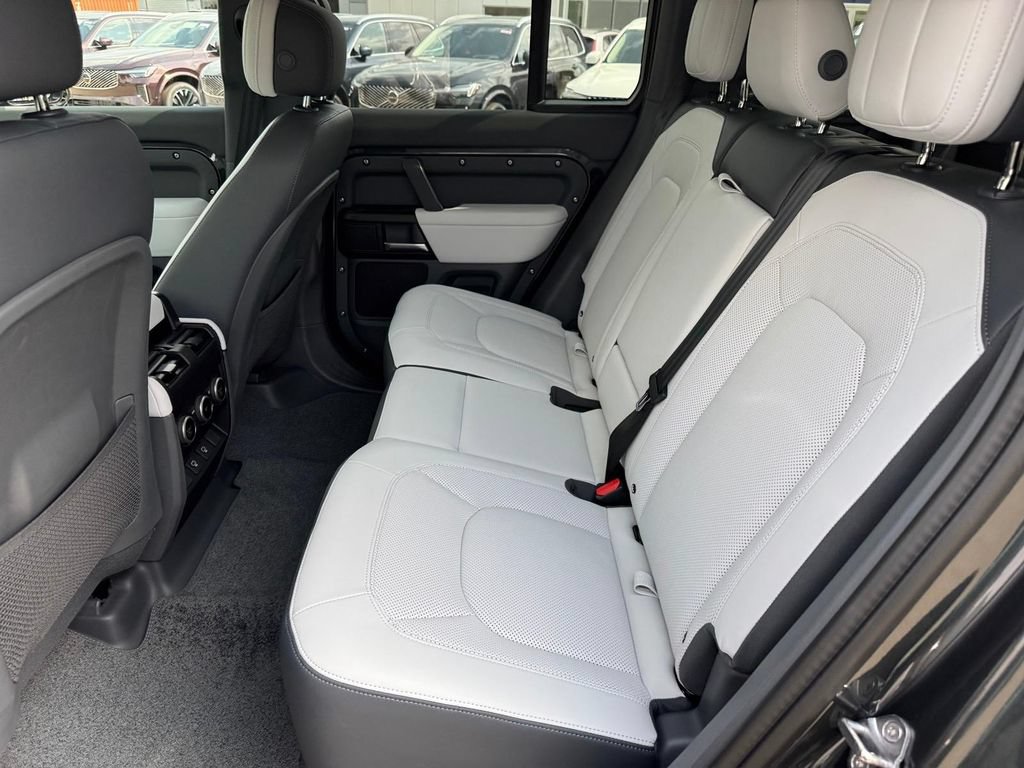 Used 2025 Land Rover Defender 110 V8 AWD/4WD image 8