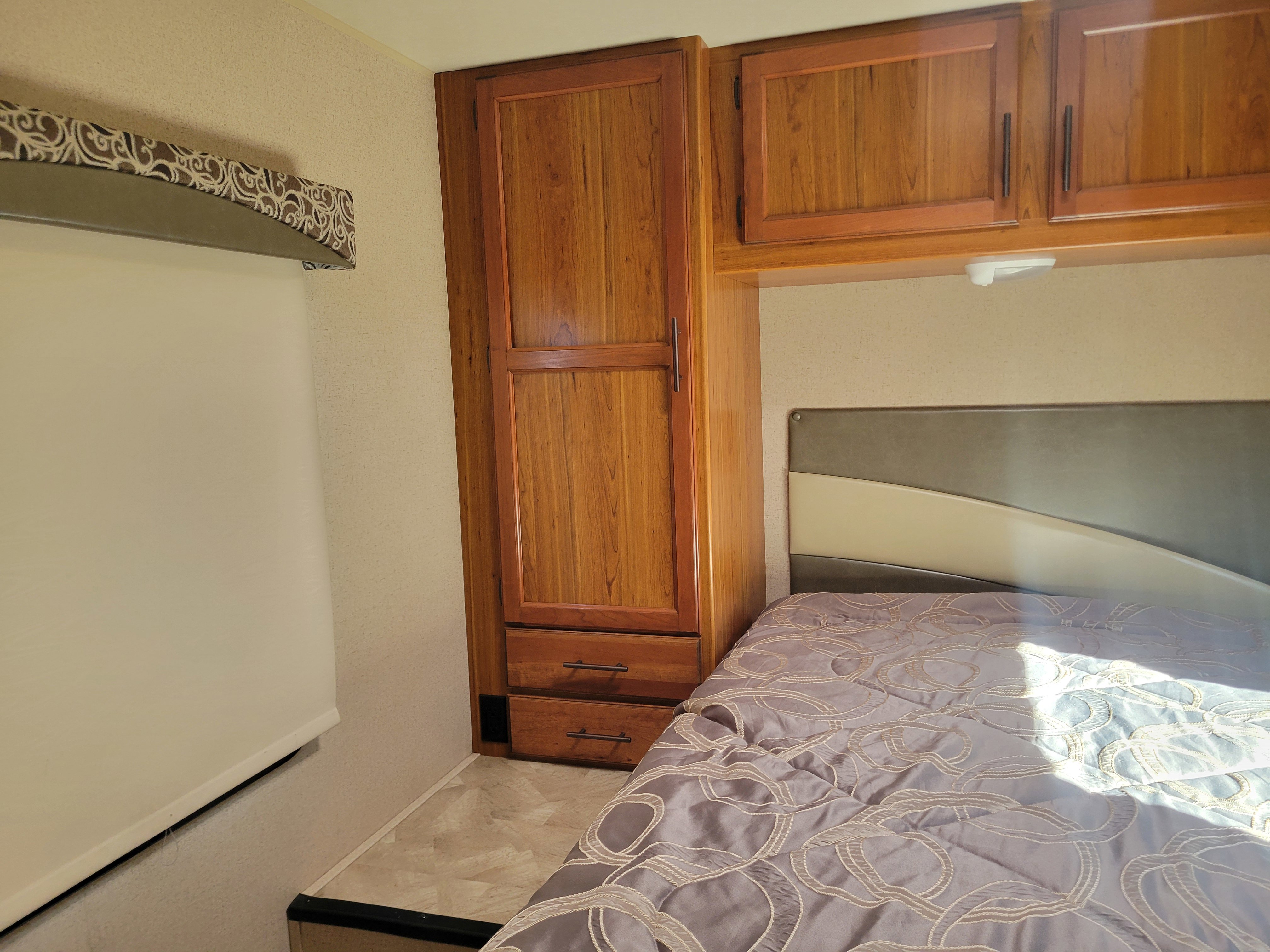 Used 2016 Ford E-450 and Econoline 450 Super Duty w/ Motorhome Prep Package RWD image 19