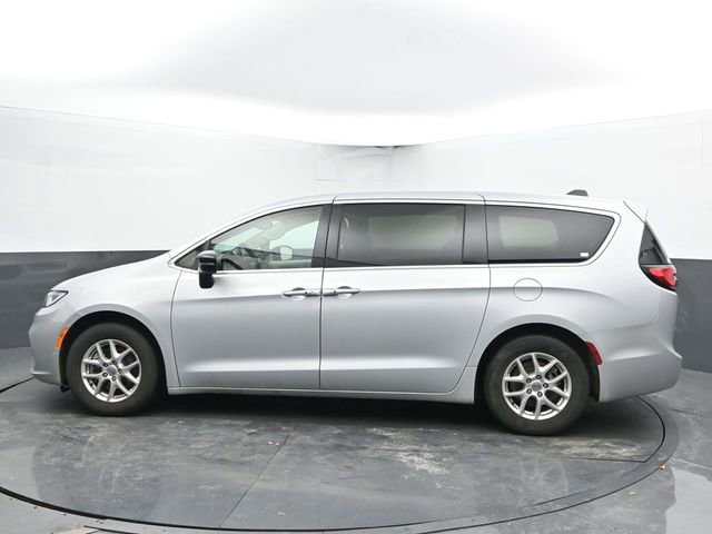 Used 2024 Chrysler Pacifica Touring-L image 7