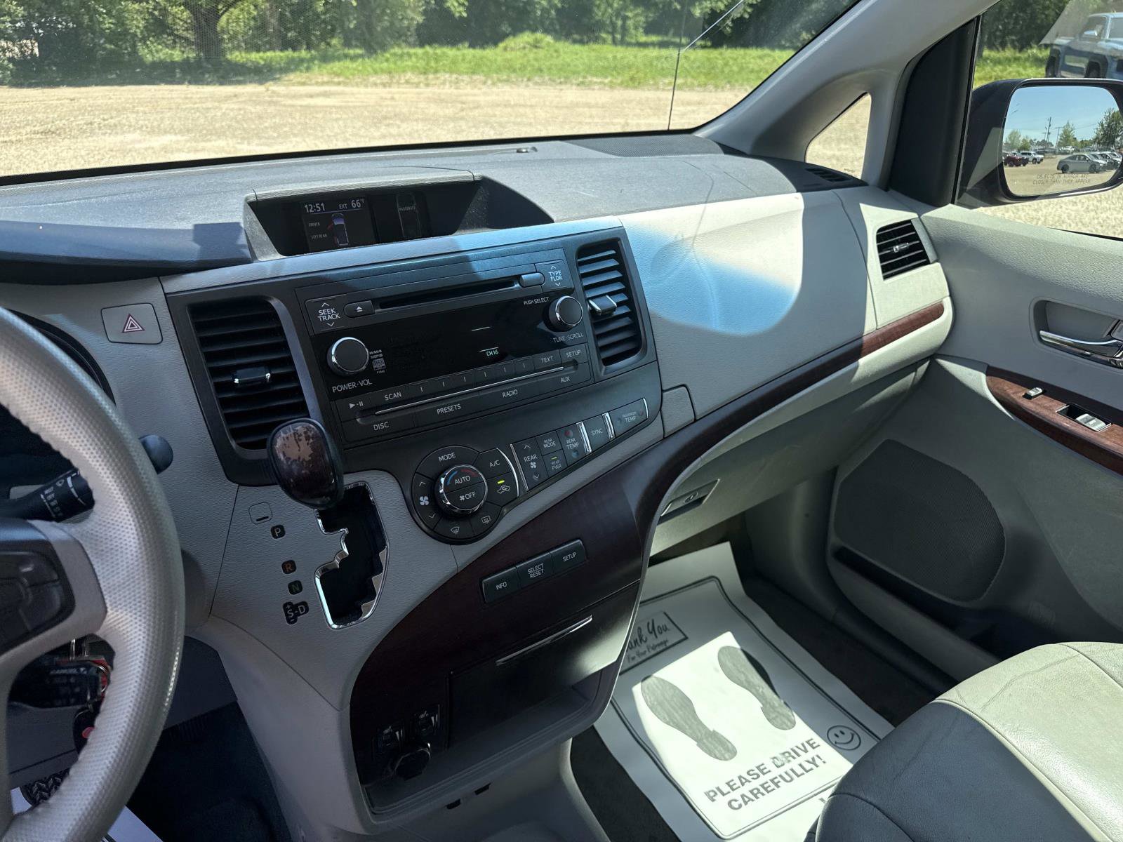 Used 2013 Toyota Sienna XLE image 22