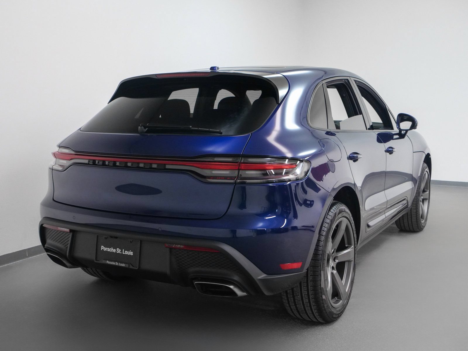 Certified 2025 Porsche Macan AWD/4WD image 9