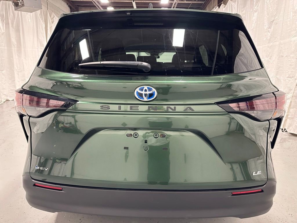 Used 2025 Toyota Sienna LE image 6