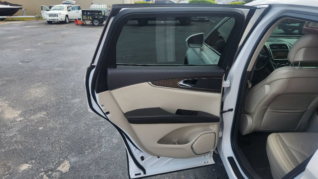 Used 2016 Lincoln MKX Reserve w/ Technology Package FWD image 11