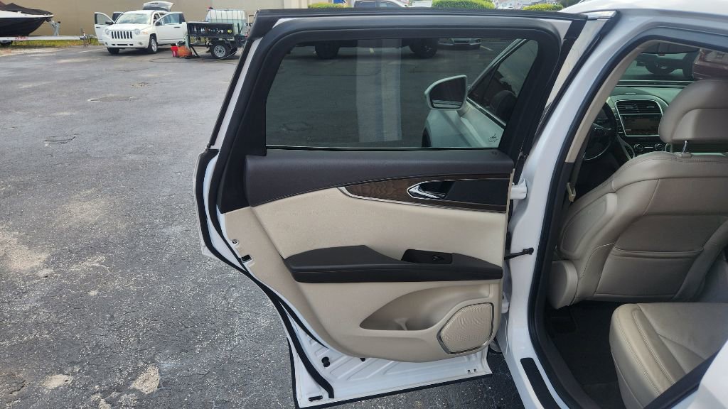 Used 2016 Lincoln MKX Reserve w/ Technology Package FWD image 11